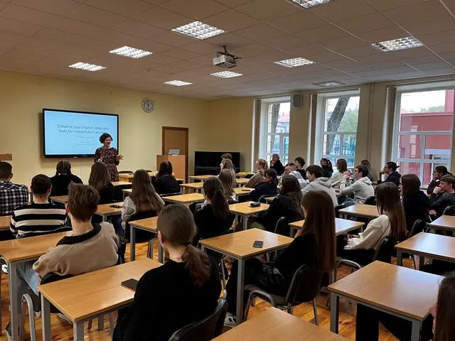 Nuotrauka 1: Paskaita I ir III klasių gimnazistams „Enhance your English: Ideas and Tools for Independent Learning”