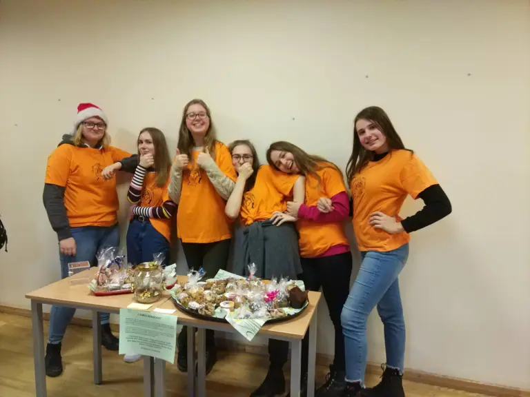 Nuotrauka 1: Tarptautinės programos DofE Award ženkleliais pasipuošė net 14 janoniečių!