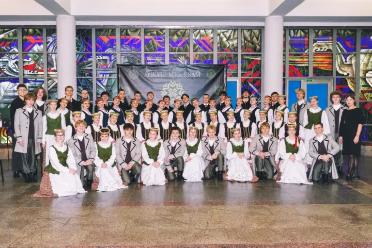 Nuotrauka 6: Liaudiškų šokių kolektyvas „Liuoksinis“ mini itin svarbią sukaktį – 10-ąjį savo sezoną Juliaus Janonio gimnazijoje