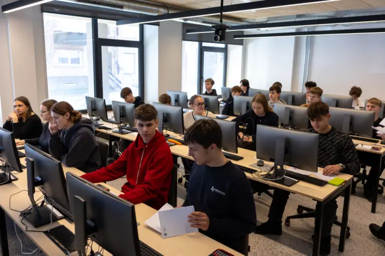 Nuotrauka 4: Šiau­lių mies­to I–II gimnazijos kla­sių mo­ki­nių Eko­no­mi­kos ir vers­lu­mo olim­pia­da