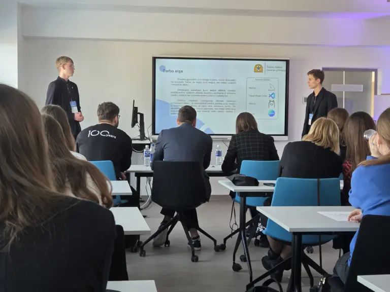Nuotrauka 7: Sveikiname dr. Juozo Petro Kazicko moksleivių programavimo konkurso bei Informacinės sistemos grafinės sąsajos projektavimo varžybų 2026 nugalėtojus