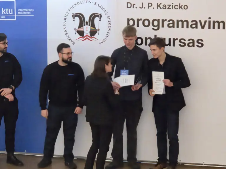 Nuotrauka 4: Sveikiname dr. Juozo Petro Kazicko moksleivių programavimo konkurso bei Informacinės sistemos grafinės sąsajos projektavimo varžybų 2026 nugalėtojus