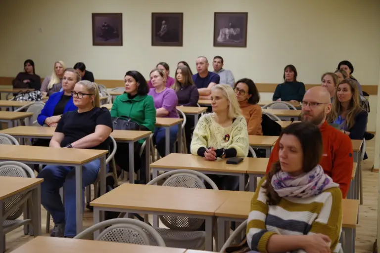 Nuotrauka 2: Atvirų durų diena gimnazijoje: tėveliai pasinėrė į gimnazijos gyvenimą!