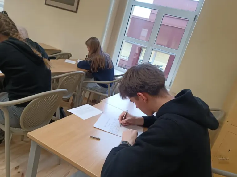 Nuotrauka 3: Gruodžio 10 d. gimnazijoje vyko Šiaulių miesto ir rajono 8 ir I–IV gimnazijos klasių mokinių dailyraščio konkursas