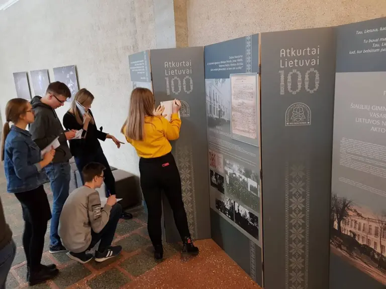 Paroda „Šiaulių gimnazijos auklėtiniai – Vasario 16-osios Nepriklausomybės Akto signatarai“ eksponuojama Mažeikių Merkelio Račkausko gimnazijoje