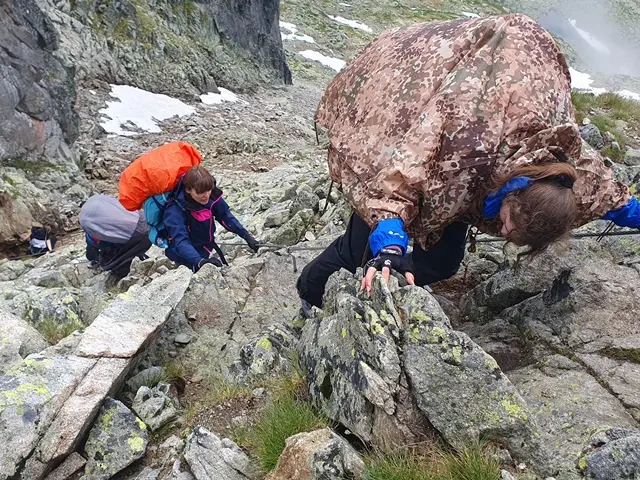Nuotrauka 13: Per žvyrą, akmenis, kalnus ir sniegą