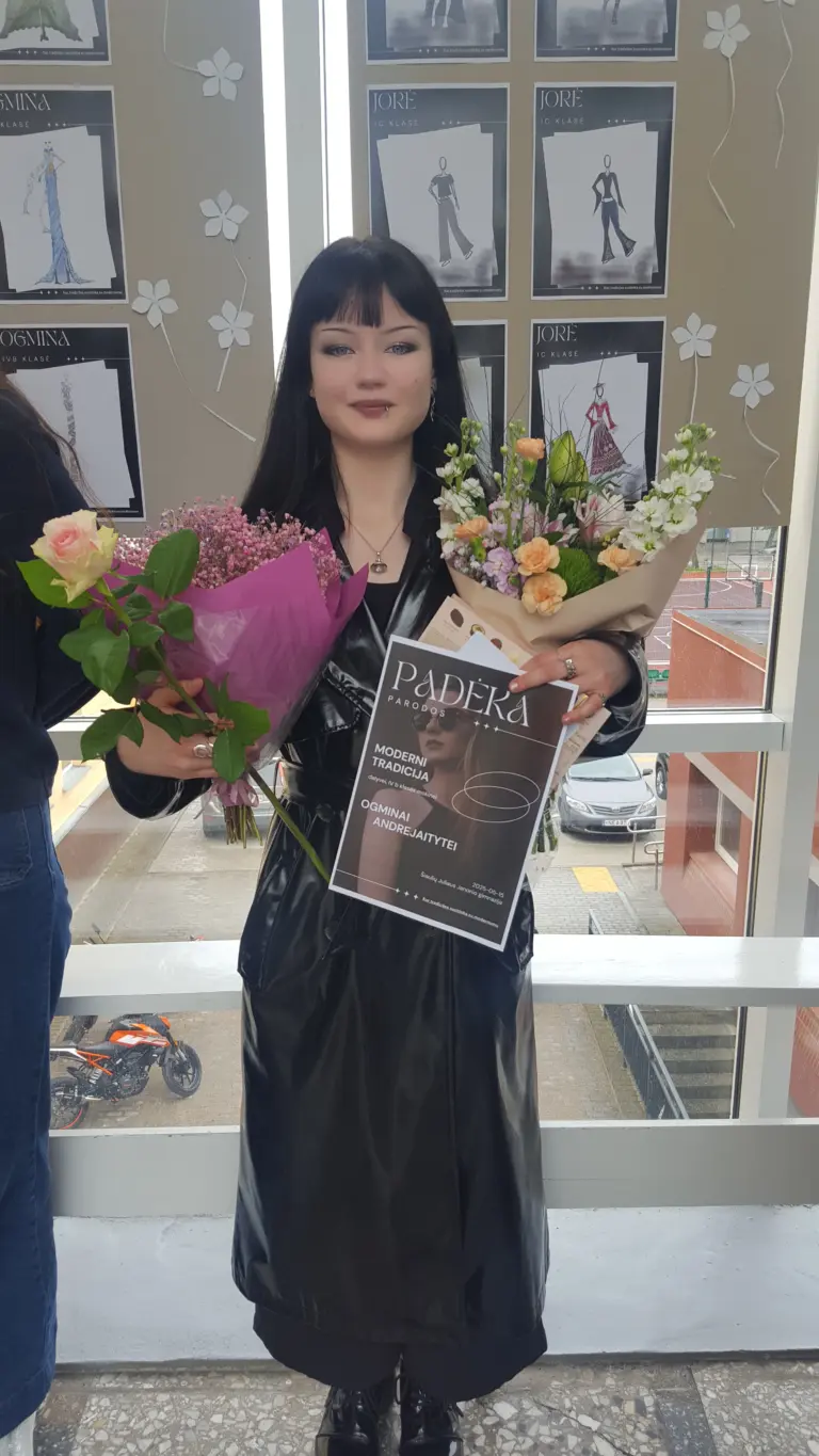 Nuotrauka 5: Gegužės 15 dieną gimnazijoje atidaryta paroda „Moderni tradicija“.