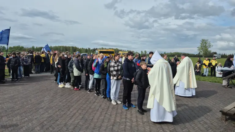 Nuotrauka 1: Vilties piligrimai – pašaukimų atradėjai piligriminiame žygyje į Kryžių kalną