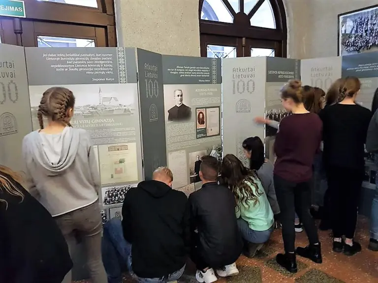 Paroda „Šiaulių gimnazijos auklėtiniai – Vasario 16-osios Nepriklausomybės Akto signatarai“ eksponuojama Mažeikių Merkelio Račkausko gimnazijoje