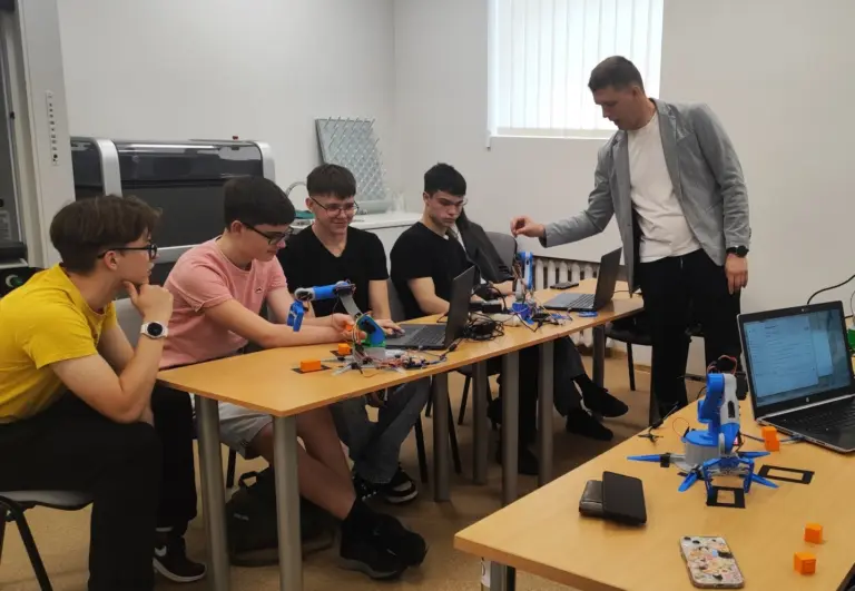 Nuotrauka 3: Šiaulių valstybinė kolegija birželio–lapkričio mėnesiais vykdė gimnazistams skirtą projektą „Inovacijų laboratorija – ROBIT“