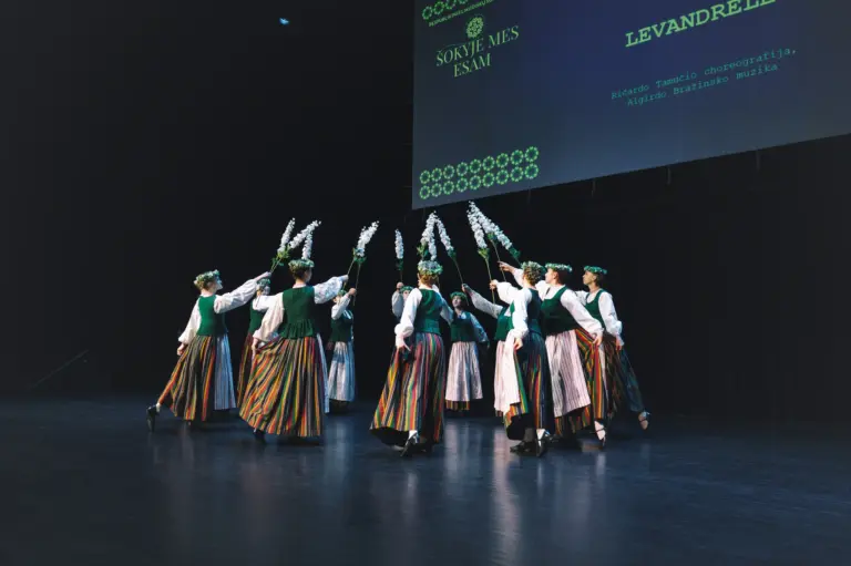 Nuotrauka 4: Liaudiškų šokių kolektyvas „Liuoksinis“ mini itin svarbią sukaktį – 10-ąjį savo sezoną Juliaus Janonio gimnazijoje