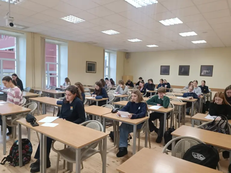 Nuotrauka 2: Gruodžio 10 d. gimnazijoje vyko Šiaulių miesto ir rajono 8 ir I–IV gimnazijos klasių mokinių dailyraščio konkursas