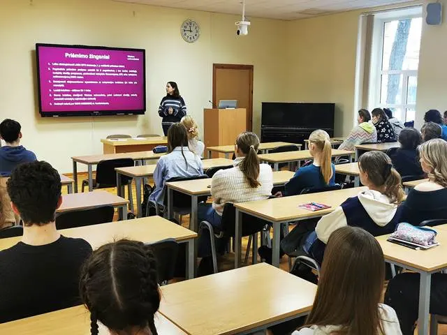 Nuotrauka 3: Susitikimas su Vilniaus universiteto I kurso medicinos studijų studente Aleksandra Vaišvilaite.