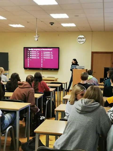 Nuotrauka 4: Susitikimas su Vilniaus universiteto I kurso medicinos studijų studente Aleksandra Vaišvilaite.