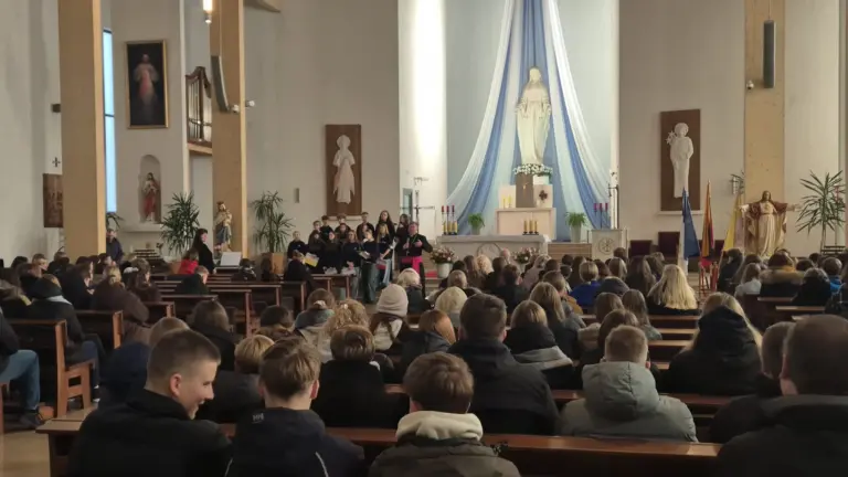 Nuotrauka 4: Jaunimo diena „Užmeskite tinklus“Lk 5,4,subūrusi gausų būrį jaunų žmonių