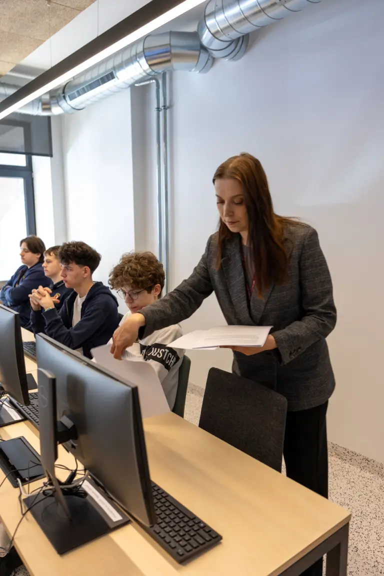 Nuotrauka 1: Šiau­lių mies­to I–II gimnazijos kla­sių mo­ki­nių Eko­no­mi­kos ir vers­lu­mo olim­pia­da