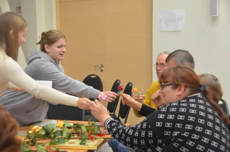 Nuotrauka 6: Jaunieji samariečiai surengė šiltą popietę senjorams