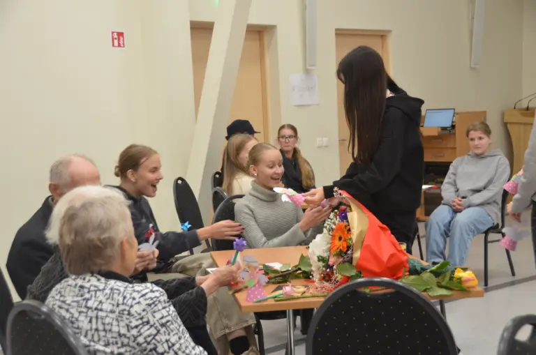 Nuotrauka 5: Jaunieji samariečiai surengė šiltą popietę senjorams