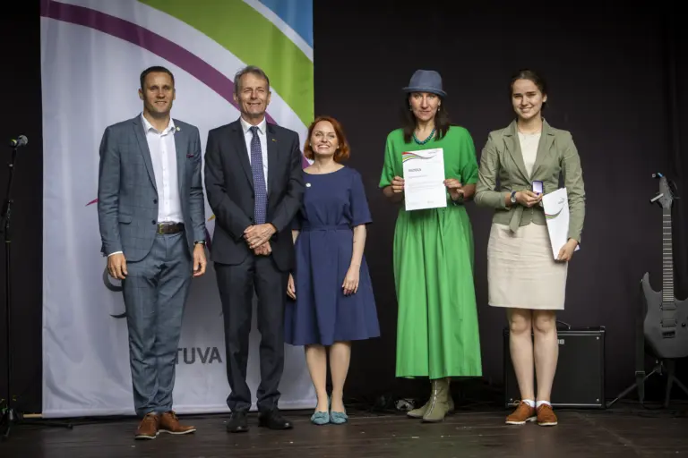 Nuotrauka 3: Janoniečiams įteikti tarptautinės programos DofE apdovanojimai