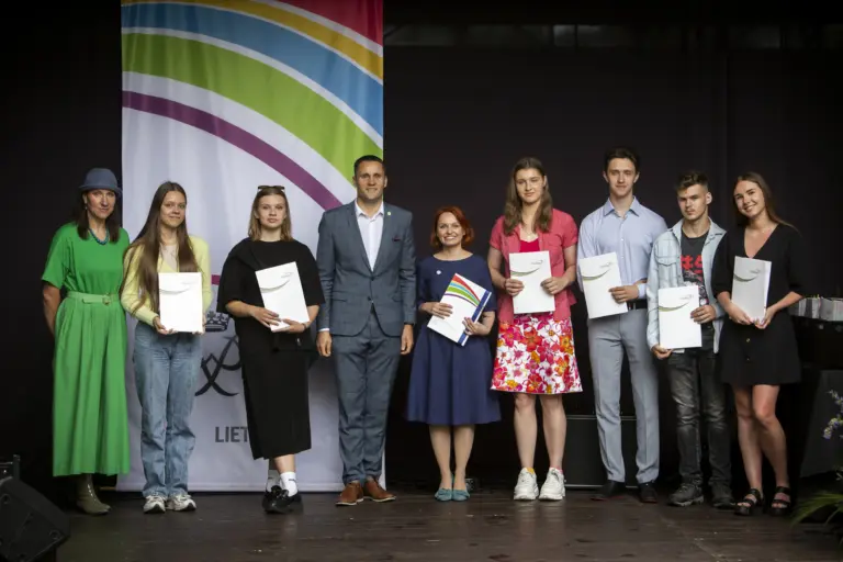 Nuotrauka 2: Janoniečiams įteikti tarptautinės programos DofE apdovanojimai