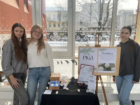 Nuotrauka 4: Kalėdinė mokinių mokomųjų bendrovių mugė gimnazijos bendruomenei