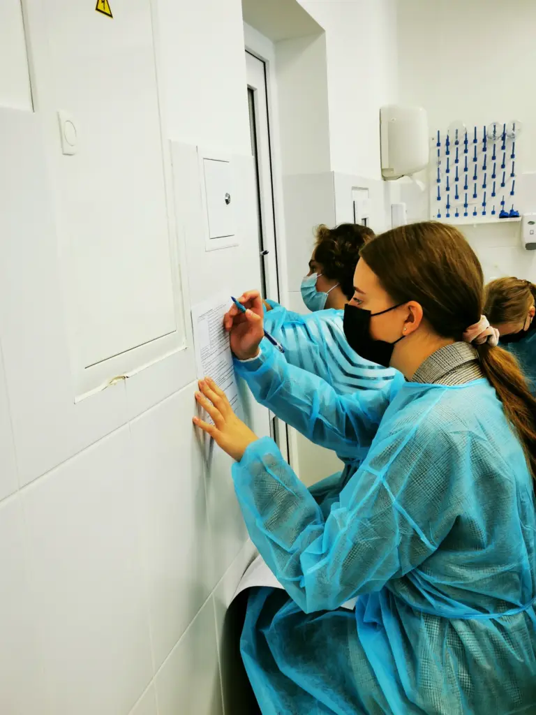 Į laboratorijas – su šypsena!