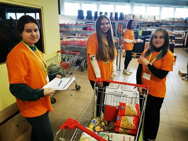 Nuotrauka 1: Janoniečiai „Maisto banko“ akcijoje