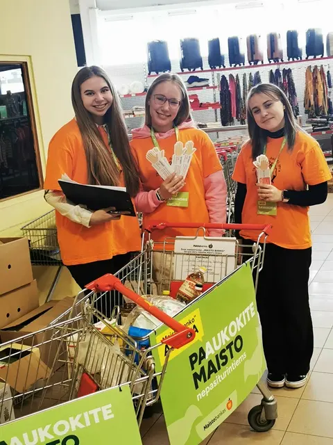 Nuotrauka 2: Janoniečiai „Maisto banko“ akcijoje