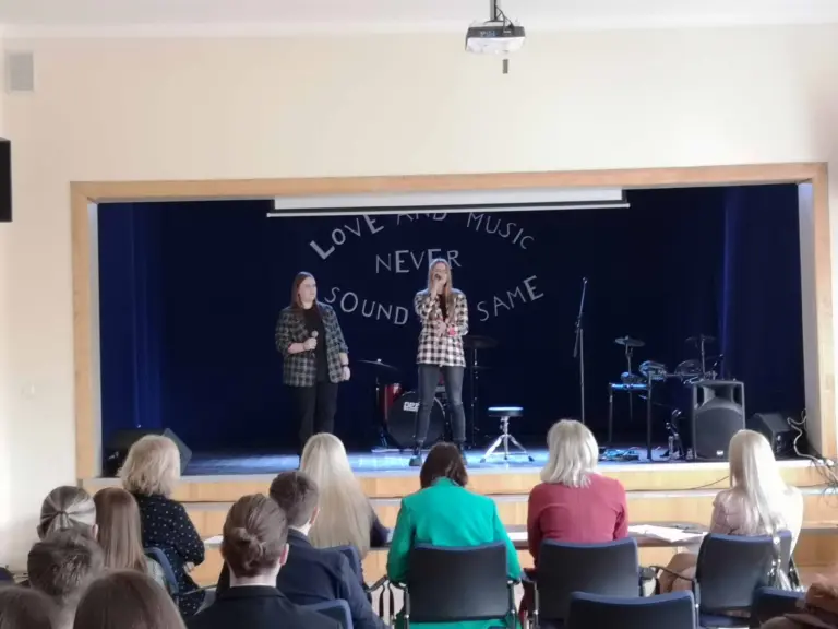 Nuotrauka 1: Džiugios akimirkos iš Šiaulių miesto ir rajono dainų anglų kalba konkurso „Love and Music Never Sound the Same”
