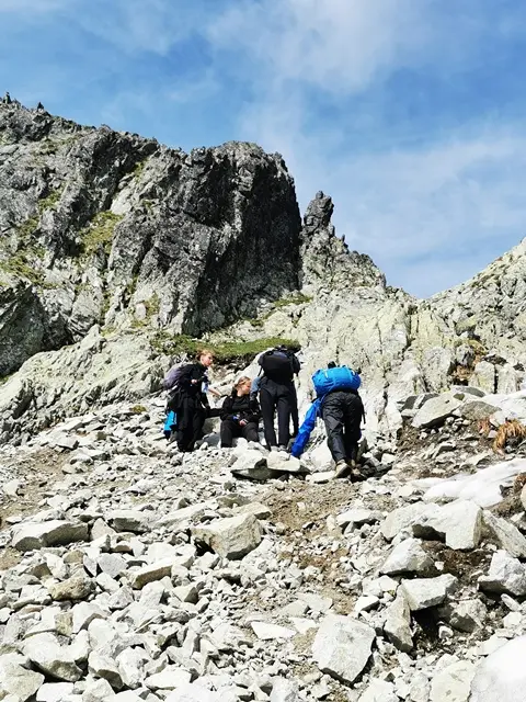 Nuotrauka 1: Per žvyrą, akmenis, kalnus ir sniegą