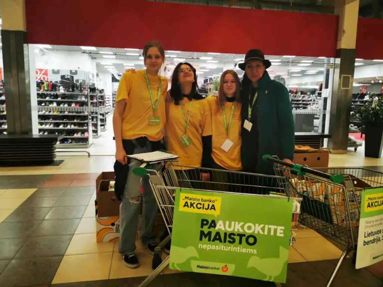 Nuotrauka 5: Savanorystė „Maisto banko“ akcijoje