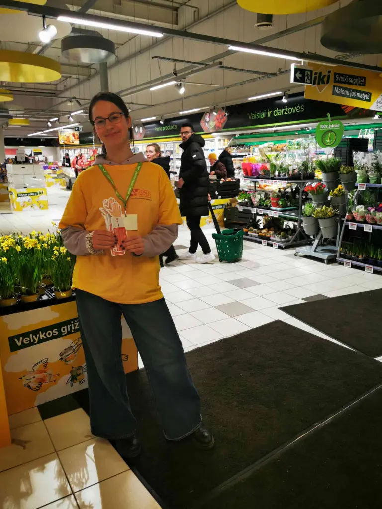 Nuotrauka 6: Savanorystė „Maisto banko“ akcijoje