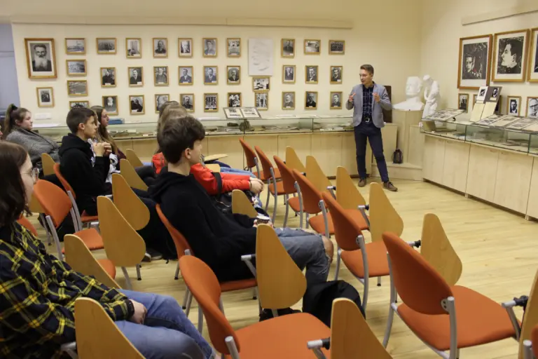 Juliaus Janonio gimnazijoje paminėtos pedagogo, kalbininko, vadovėlių autoriaus, buvusio Šiaulių gimnazijos mokytojo Jono Murkos 130-osios gimimo metinės