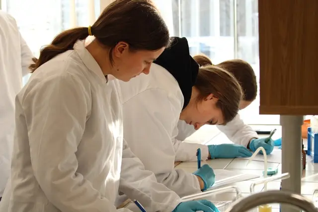 Nuotrauka 3: Laboratorinis darbas „Halogenai. Halogenų ir jų junginių savybės.“