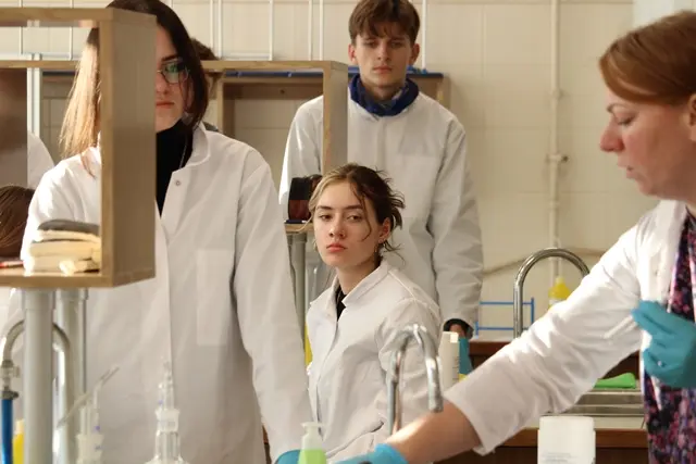 Nuotrauka 2: Laboratorinis darbas „Halogenai. Halogenų ir jų junginių savybės.“