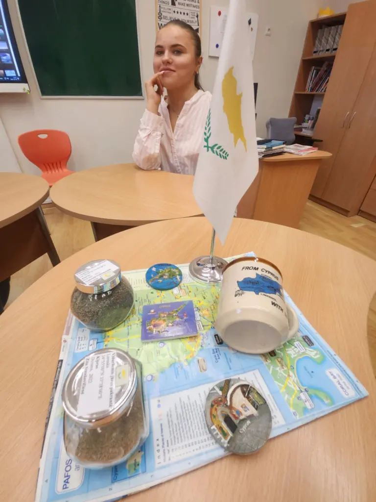 Nuotrauka 4: Gimnazistai ruošiasi Erasmus+ mobilumui į Kiprą.