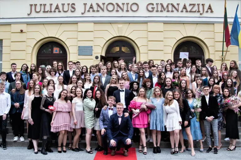 Nuotrauka 1: Abiturientams skambėjo Paskutinis skambutis