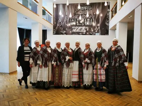 Nuotrauka 1: „Liuoksinis” atsisveikino su abiturientais