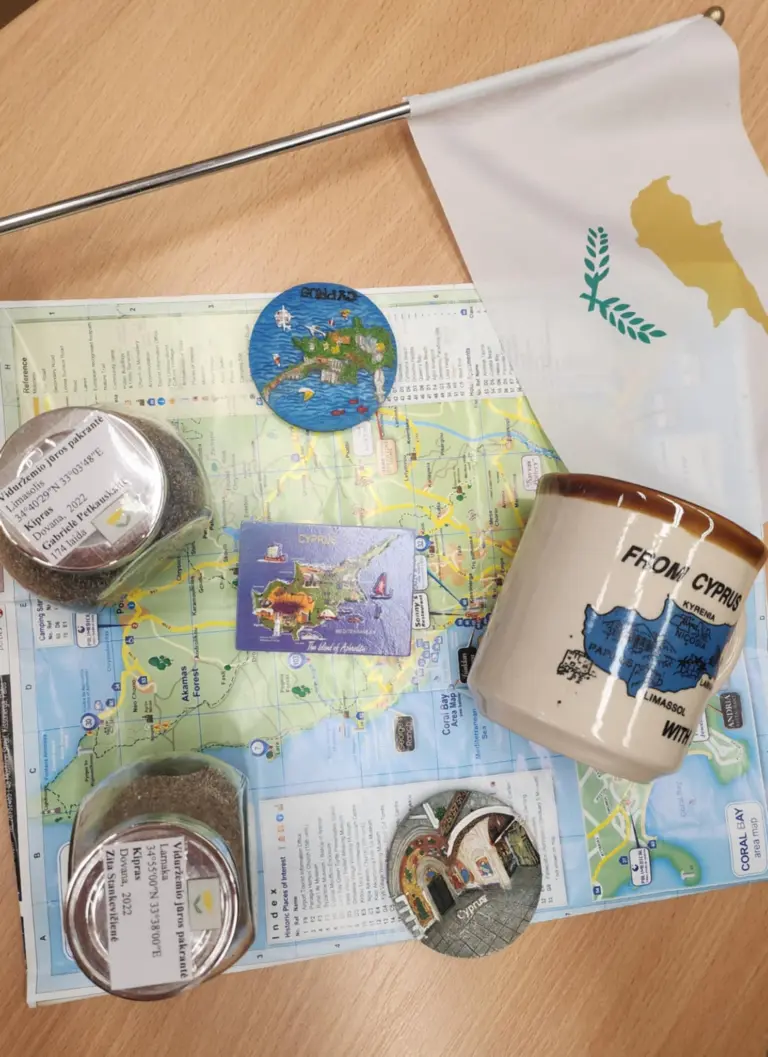Nuotrauka 2: Gimnazistai ruošiasi Erasmus+ mobilumui į Kiprą.