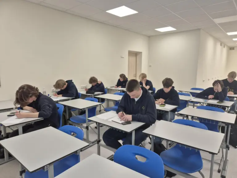 Nuotrauka 2: Dėl teisingų matematikos uždavinių sprendimų galvas suko daugiau nei ???? vaikinų!