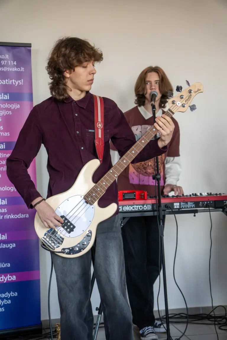 Nuotrauka 7: Tarptautinę studentų dieną paminėjome kartu su Šiaulių Juliaus Janonio gimnazijos muzikos grupe „Kaleidoskopas“!