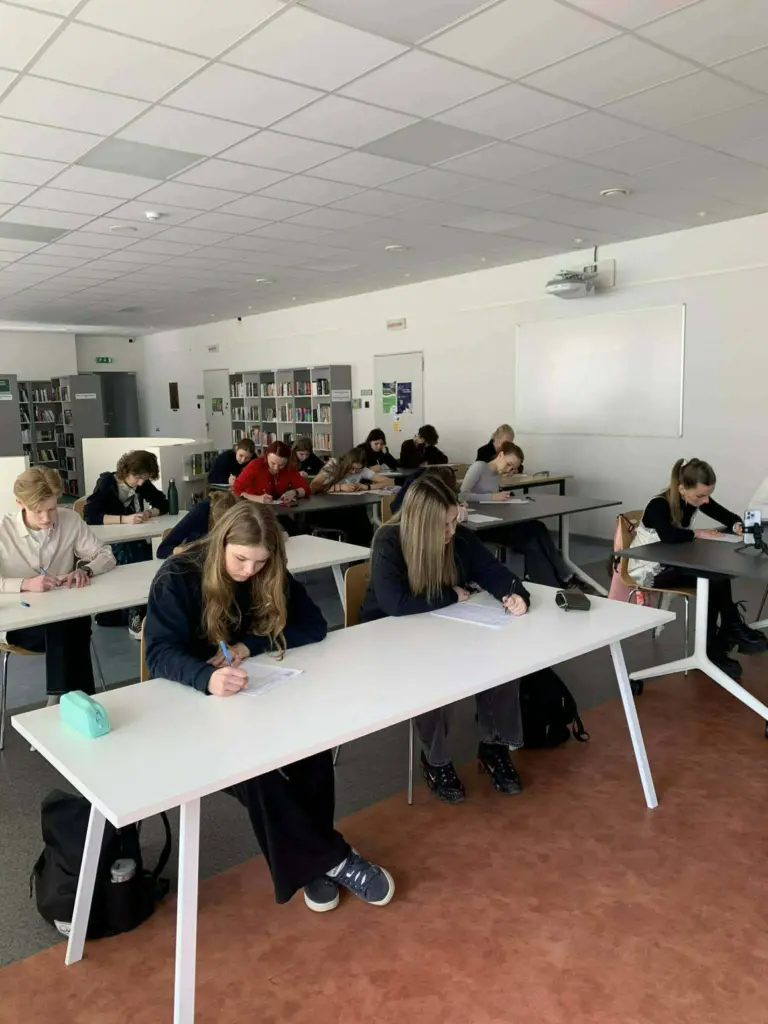 Nuotrauka 2: Janoniečiai kartu su šiauliečiais balandžio 16 d. rašė Nacionalinį diktantą.