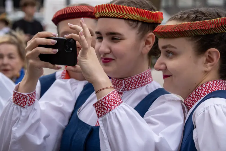 Nuotrauka 9: „Vėjui pakuždėjus” –  Šiaulių Juliaus Janonio gimnazijos liaudiškų šokių kolektyvo „Liuoksinis“ 10-mečio koncertas