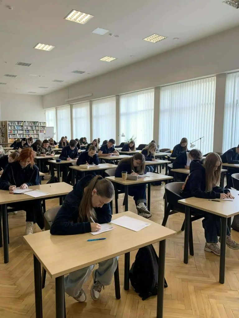 Nuotrauka 1: Janoniečiai kartu su šiauliečiais balandžio 16 d. rašė Nacionalinį diktantą.