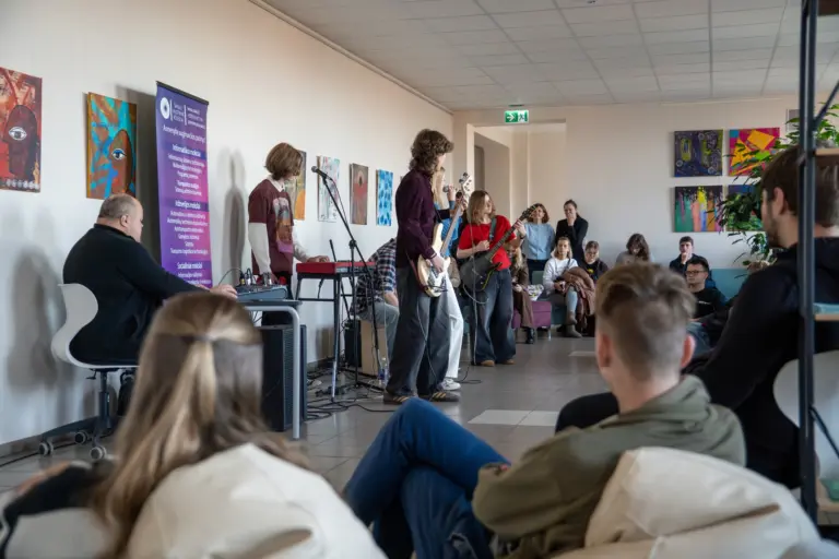 Nuotrauka 6: Tarptautinę studentų dieną paminėjome kartu su Šiaulių Juliaus Janonio gimnazijos muzikos grupe „Kaleidoskopas“!