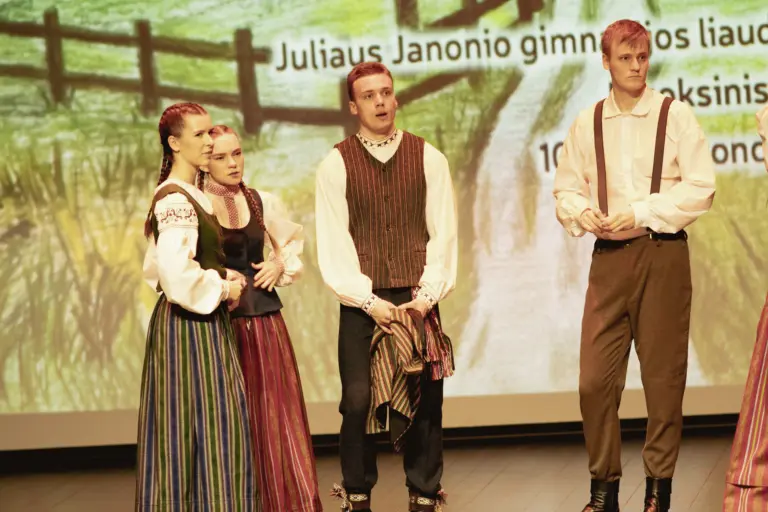 Nuotrauka 17: „Vėjui pakuždėjus” –  Šiaulių Juliaus Janonio gimnazijos liaudiškų šokių kolektyvo „Liuoksinis“ 10-mečio koncertas