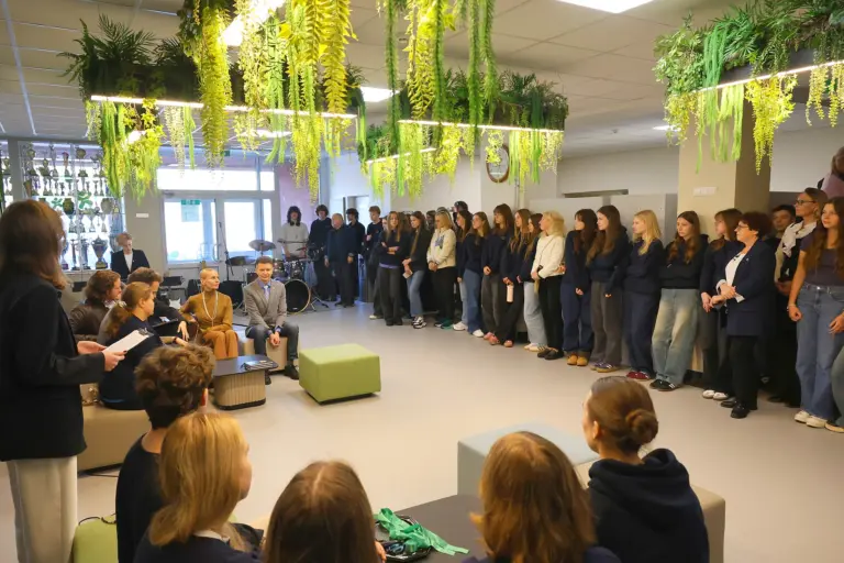 Nuotrauka 8: Gimnazijoje oficialiai atidarytas naujas kampelis – „Žalioji oazė“!