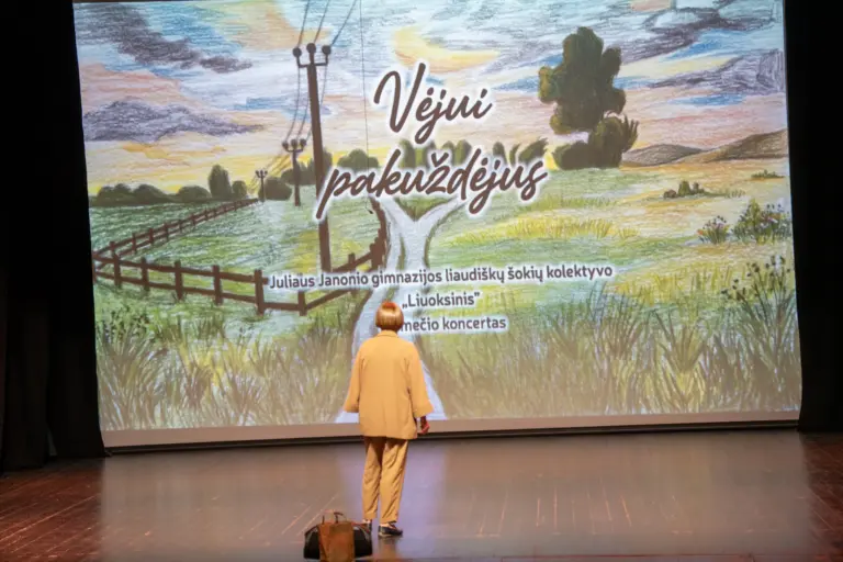 Nuotrauka 16: „Vėjui pakuždėjus” –  Šiaulių Juliaus Janonio gimnazijos liaudiškų šokių kolektyvo „Liuoksinis“ 10-mečio koncertas