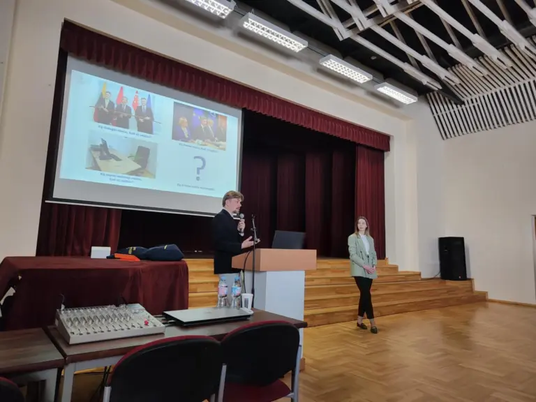 Nuotrauka 1: LR UŽSIENIO REIKALŲ MINISTERIJOS DIPLOMATŲ PILIETIŠKUMO PAMOKA ANTROKAMS