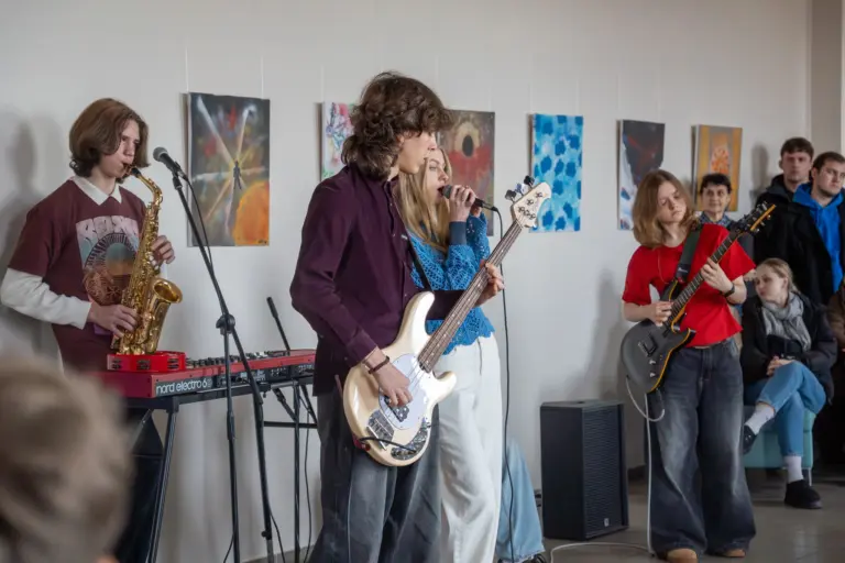Nuotrauka 4: Tarptautinę studentų dieną paminėjome kartu su Šiaulių Juliaus Janonio gimnazijos muzikos grupe „Kaleidoskopas“!